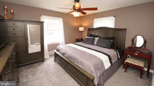 41 Holt Cir, Trenton NJ  08619-1605 exterior