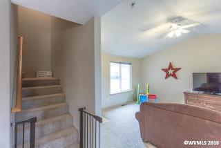 1016 Mountain River Dr, Lebanon, OR 97355-8932