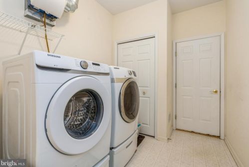 39 Mockingbird Dr, Trenton NJ  08690-3565 exterior