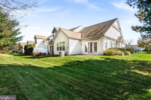 25 Sparrow Dr, Trenton NJ 08690-2464 exterior