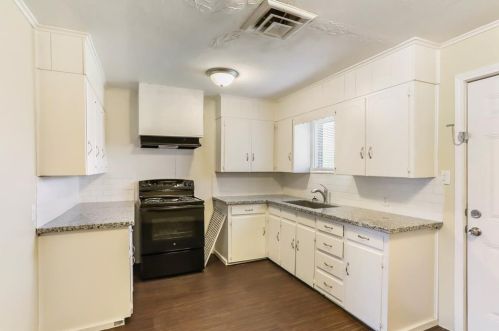 2724 Shanks Rd, Angleton TX  77515-9131 exterior