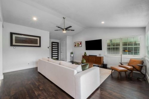 2116 Rockwood Dr, Carrollton TX 75007-5723 exterior