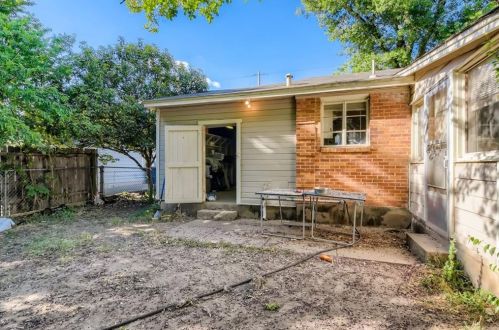 1301 Alegria Rd, Austin TX  78757-3217 exterior