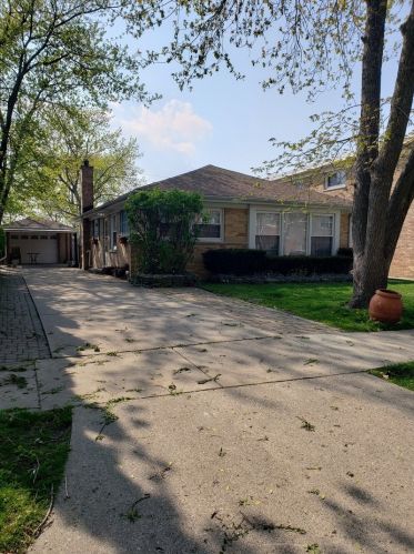 8316 Kimball Ave, Skokie, IL 60076-2927