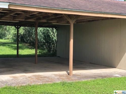 16 Comanche Hill Cir, Seguin TX  78155-8402 exterior