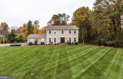 916 Harriman St, Great Falls, VA 22066-2535