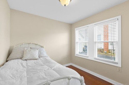 6 Center St, Niantic CT  06357-2658 exterior