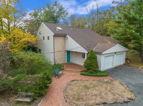 16 Dogwood Dr, Flemington, NJ 08822-2708