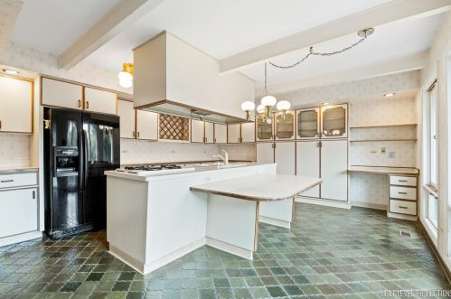 6765 County Line Ln, Willowbrook IL  60527-5726 exterior