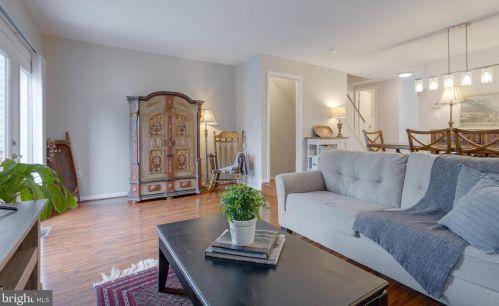 8816 Ridge Hollow Ct, Springfield VA  22152-1424 exterior