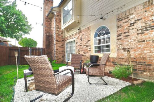 2422 Whispering Cv Cir, Garland TX exterior