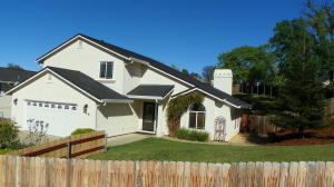 896 Country Oak Dr, Redding, CA 96003-4211