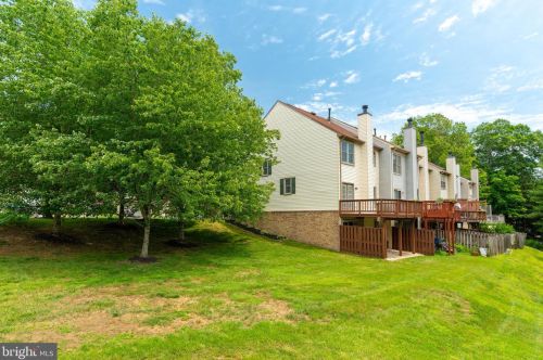 8725 Stone Hill Pl, Springfield VA  22153-1718 exterior