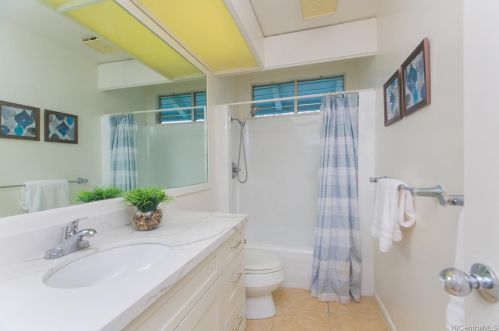 1069 Kaumoku St, Honolulu HI  96825-1307 exterior
