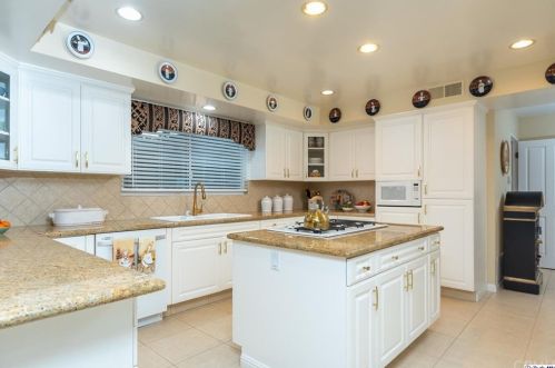 1629 Heather Ridge Dr, Glendale CA  91207-1035 exterior