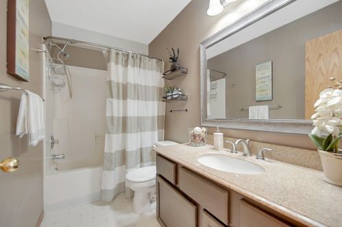 4941 Grenwich Ave, Saint Paul MN  55128-2058 exterior