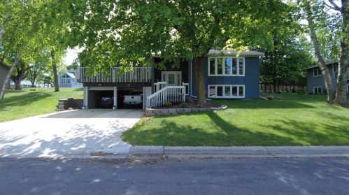 3814 Amber Lake Dr, Fairmont, MN 56031-2402