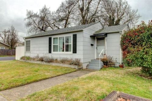 32 Lincoln St, Medford, OR 97501-2923