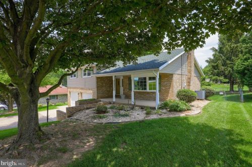 871 Twilight Dr, York, PA 17402-9242