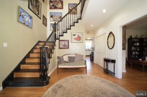 8 Smith Ter, Cresskill, NJ 07626-1900