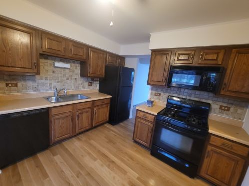 1418 Walnut Cir, Carol Stream IL  60188-9073 exterior