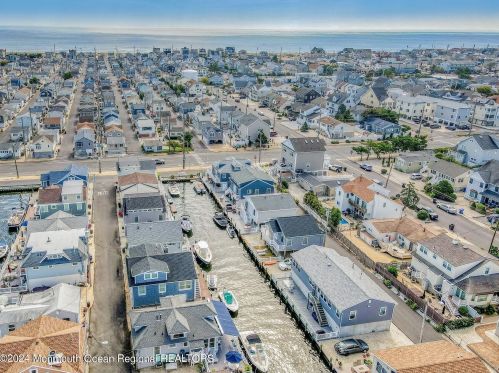 211 Canal Ln, Lavallette NJ  08735-1604 exterior