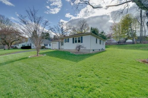 210 Dayl Dr, Kensington, CT 06037-1208