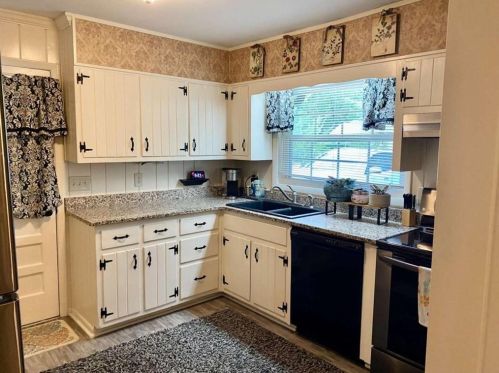 75 Victor Dr, Buford, GA 30518-2551