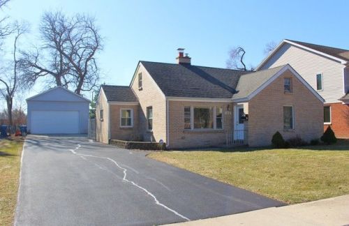 224 Center St, Itasca, IL 60143-1810