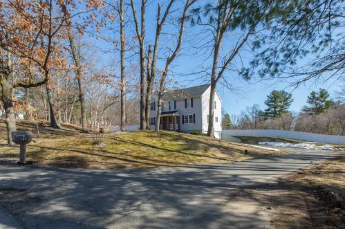 31 Beacon St, Londonderry, NH 03053-3365