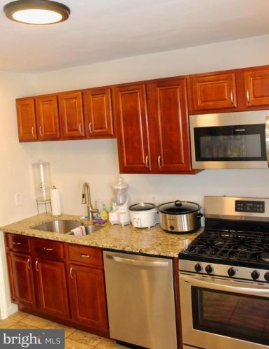 2137 Gross Ave, Camden, NJ 08110-1825