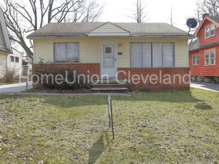 3224 Yorkshire Rd, Cleveland OH  44118-2529 exterior