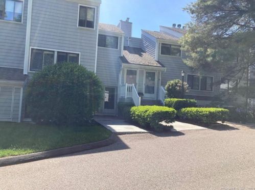 204 Rowayton Woods Dr, Norwalk, CT 06854-3946
