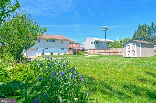 92 Lakedale Dr, Trenton NJ 08648-4421 exterior