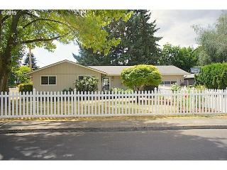 2582 Allan Ave, Hubbard, OR 97032-9534