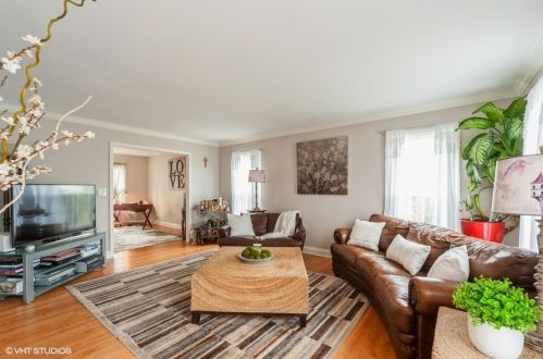 409 Crest Hill Dr, Wheeling, IL 60070-1073