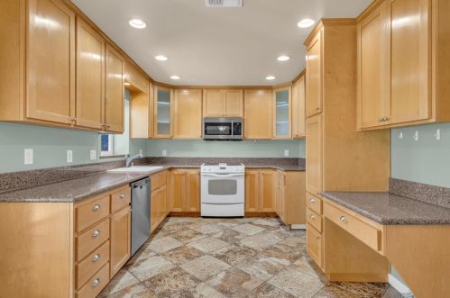 9537 Sara St, Elk Grove, CA 95624-1930