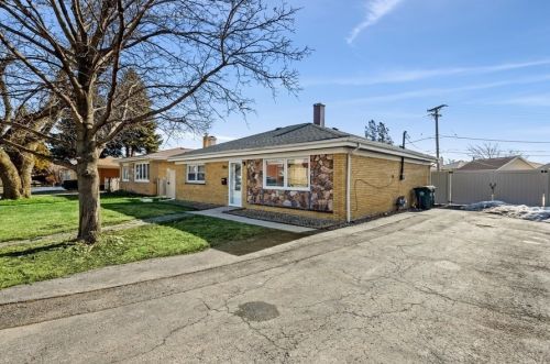 8867 Plainfield Rd, Brookfield, IL 60513-2535