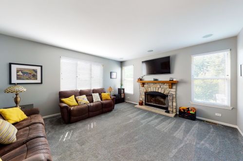 725 Bluebell Ln, Pingree Grove IL  60140-9154 exterior