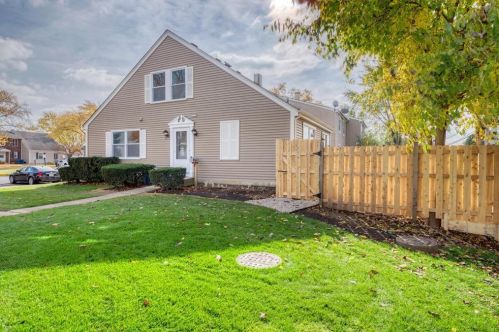 7424 Nantucket Cv, Hanover Park, IL 60133-2720