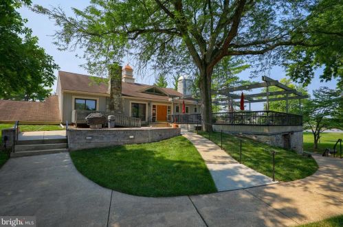 97 Valleybrook Dr, Lancaster PA  17601-4612 exterior