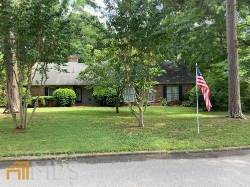 18 Woodland Dr, Newnan, GA 30263-1115
