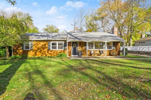 27 Oriole Dr, Norwalk CT  06851-5608 exterior