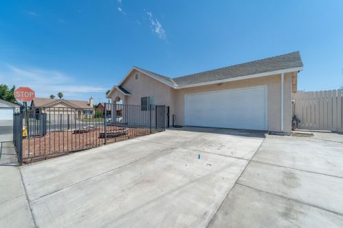 812 Silver Leaf Ln, Modesto, CA 95351-4677