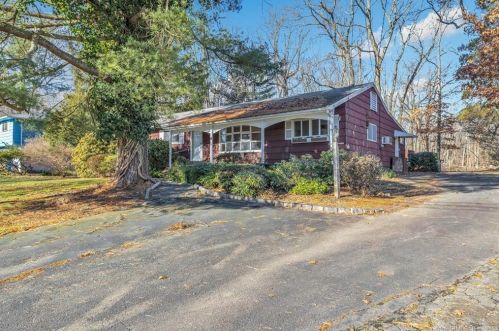37 Mohawk Dr, Norwalk, CT 06851-1826