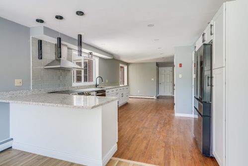 1 Cherokee Ct, Londonderry NH  03053-2635 exterior