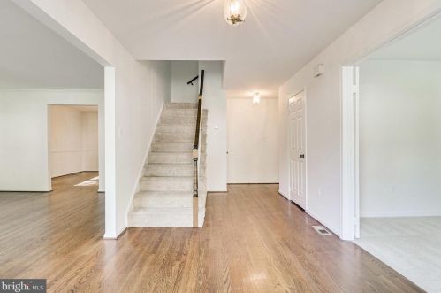 5901 Oakland Park Dr, Springfield VA  22015-2442 exterior