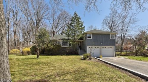 22 Ronald Ter, Town Center, NJ 07052-2920