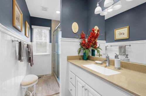 6005 Bentley Ave, Willowbrook IL 60527-1958 exterior