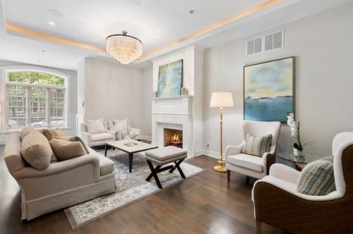 61 Elm St, Chicago, IL 60611-1015